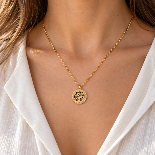 Collier Arbre de vie Nilla Voce à l’échelle homogène porté au cou