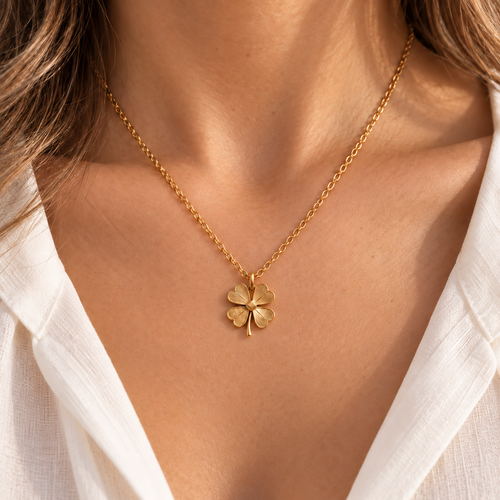 Collier Trèfle Nilla Voce à l’échelle homogène porté au cou